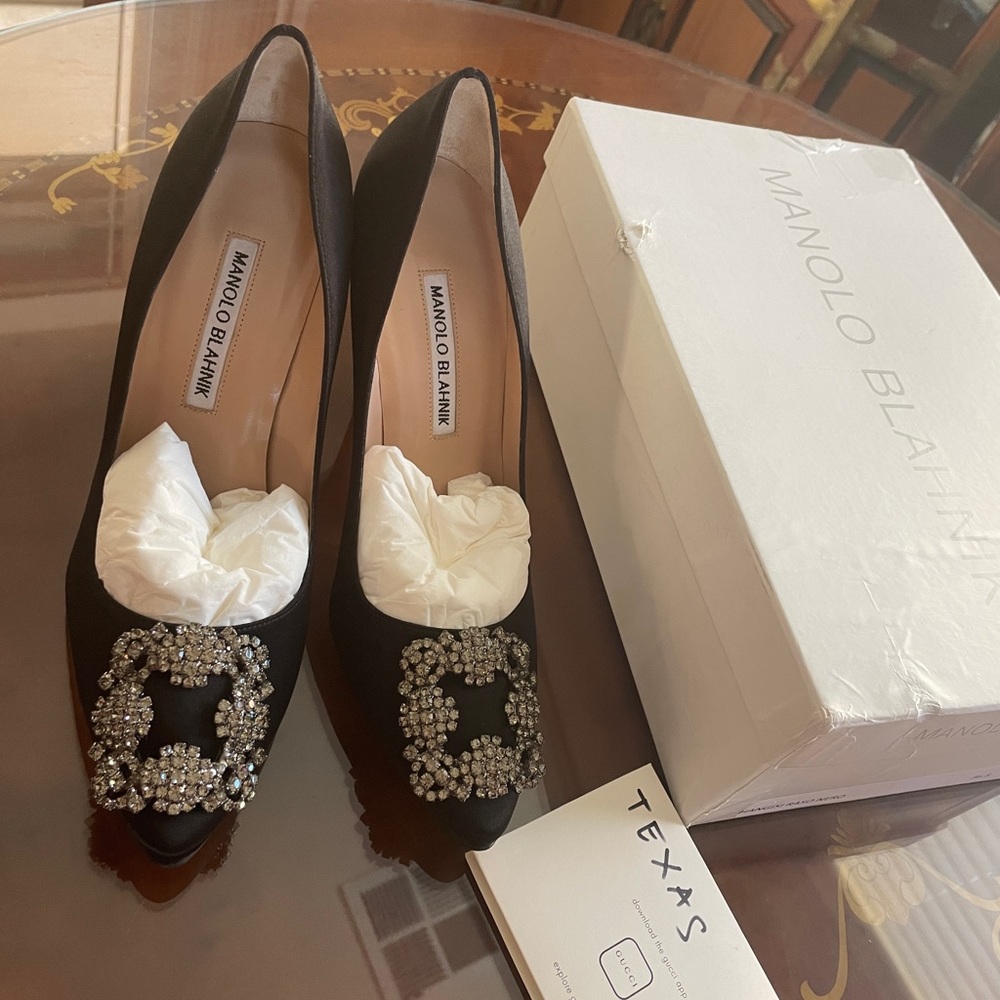 Manolo Blahnik hangisi shoes size 6.5, just worn inside the house